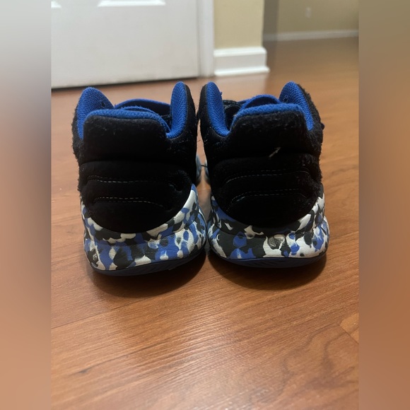 BIG BOYS ADIDAS SHOES SIZE: 4 - Picture 4 of 4